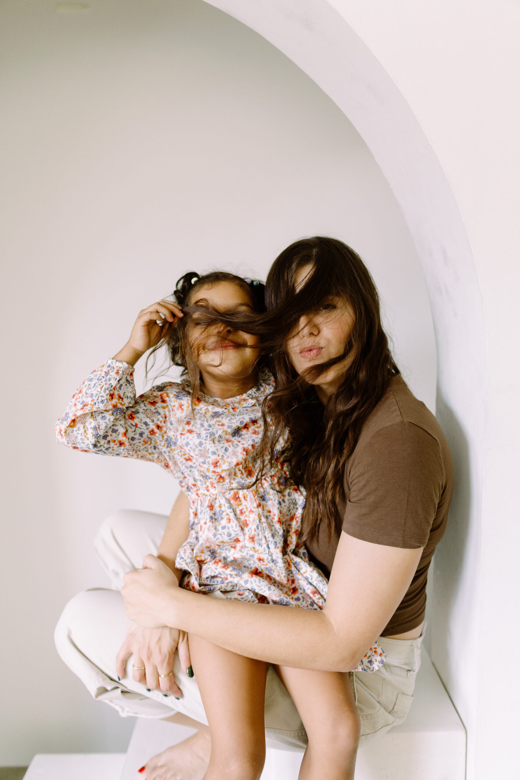divertida imagen de una madre con su hija